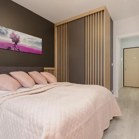 شقة Dark Blue And Grey With Pastel Bedroom In By Renters وارسو